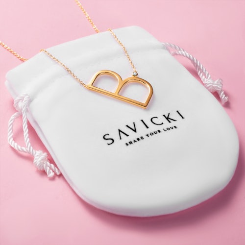 Naszyjnik celebrytka litera B Savicki: srebrny pozłacany, biały szafir